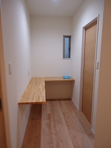 キッチンと横並びにあるカウンターデスク