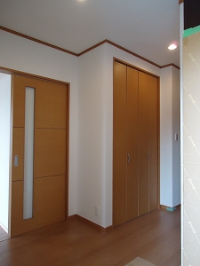 室内仕上ています 建具つきました