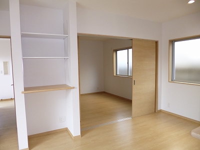 奥の部屋の入口は玄関ホールとリビングからの2WAY