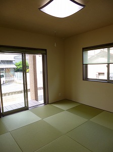 広い和室はオシャレな琉球畳