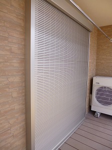 閉めても風と光が取り込めるスリットシャッター